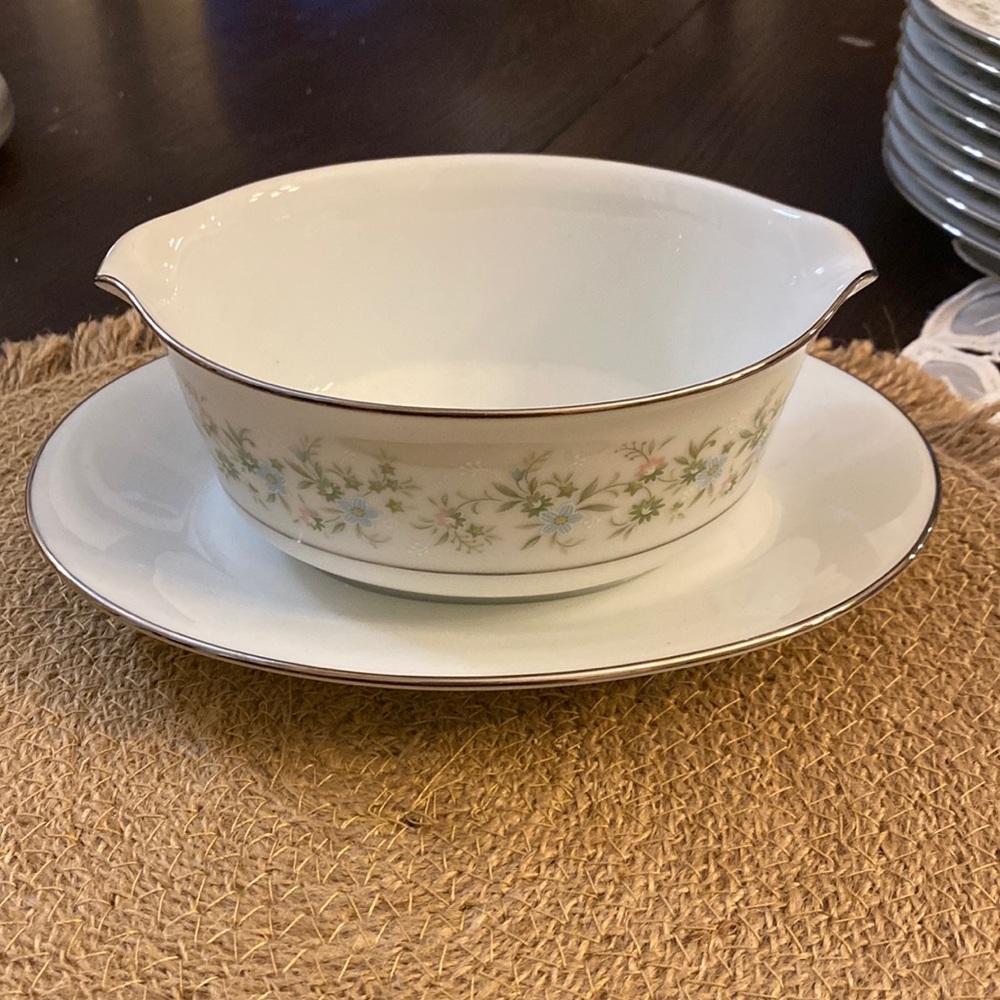 Noritake Savannah 2031 Gravy Boat with attached Underplate